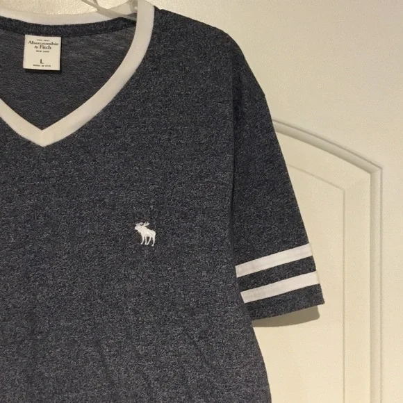 Abercrombie & Fitch Heathered Blue V-Neck Tee - Picture 3 of 5